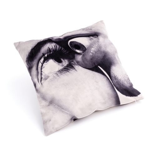 eye-mouth-pillow-2