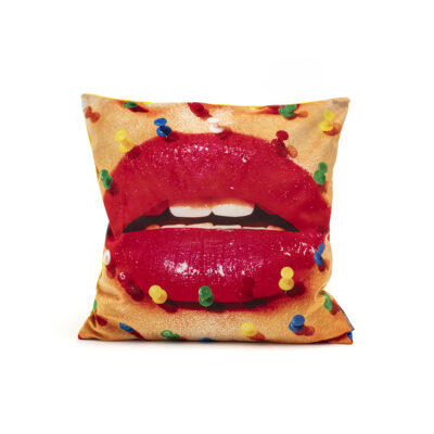 mouth-with-pins-pillow-1
