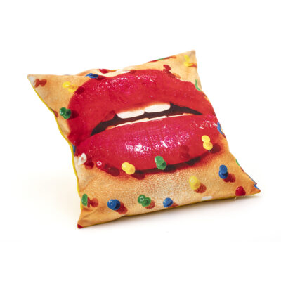 mouth-with-pins-pillow-4