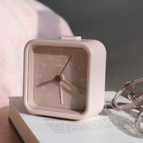 stelton-okiru-alarm-clock-pink-3