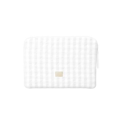 juna-pond-white