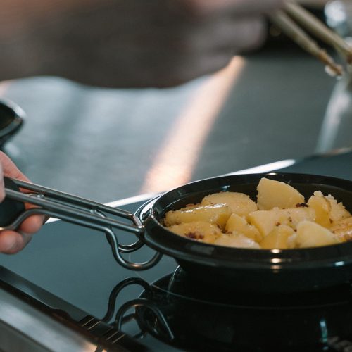 skillet-plate-and-self-pot-1
