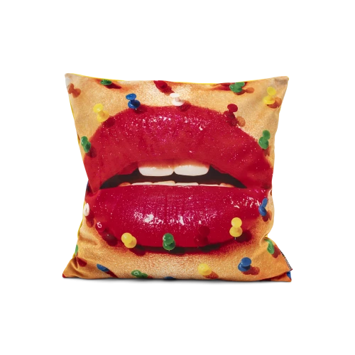 mouth-with-pins-pillow