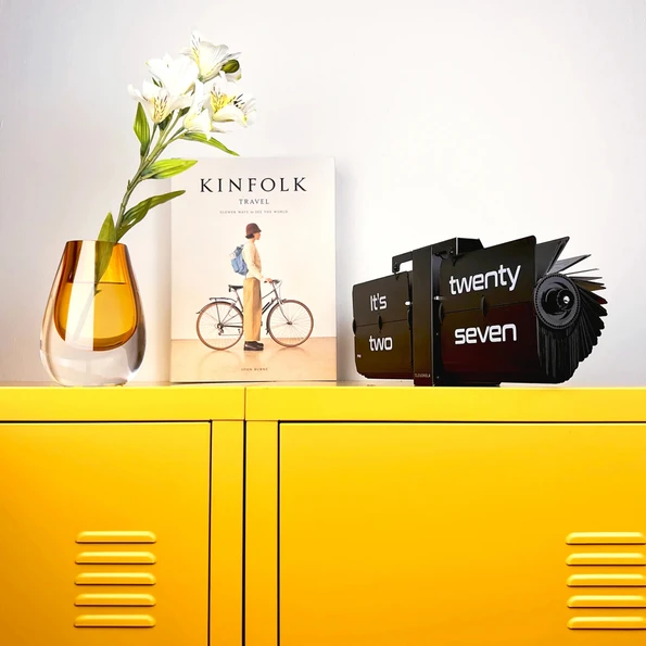 Cloudnola - Flipping Out Flip Clock, English | Gessato Design Store