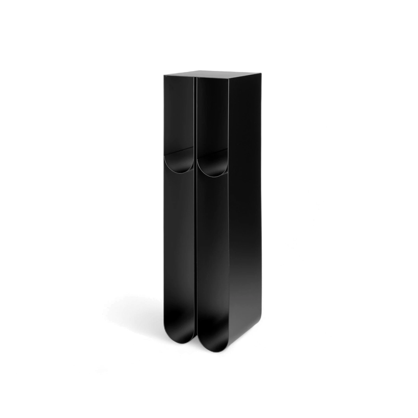 kristina-dam-curved-pedestal-gessato-1