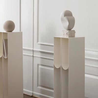 kristina-dam-curved-pedestal-gessato-2