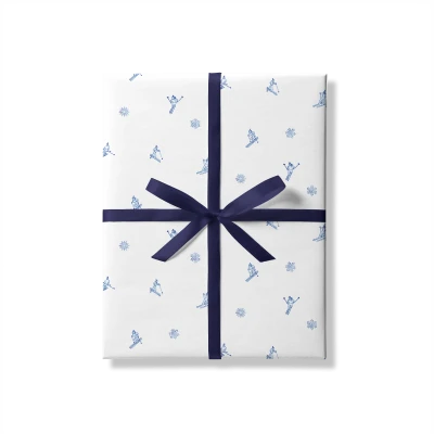 apres-ski-white-and-blue-gift-wrap